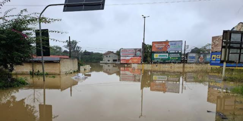 As chuvas em SC e o negacionismo do governo Jorginho Mello (PL)